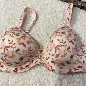 Q womens Delta Burke floral plus size bra. Like new. Size 42D